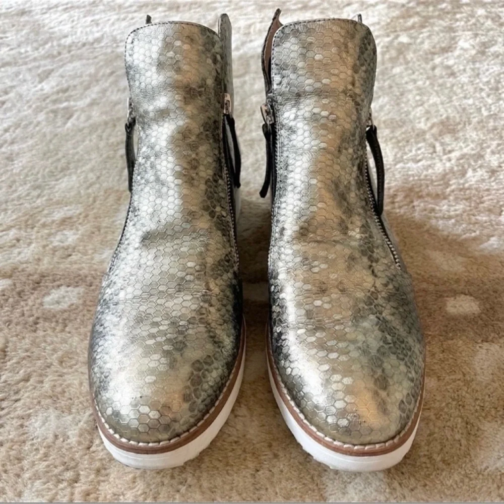 Silent D OHMY Modern Platform Wedge Bootie Sneaker Antique Gold Honeycomb Sz 41 - Picture 3 of 13